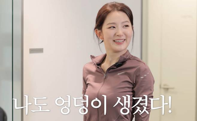 걸그룹 레드벨벳 멤버 슬기(32)가 소유의 힙업 루틴에 도전했다./사진=유튜브 채널 ‘하이슬기’ 캡처