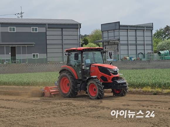 28일 경남 창녕에서 대동 AI 트랙터가 시연하고 있다. [사진=최란 기자]