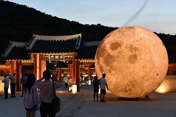 수원 화성행궁 내 좌익문 앞에서 시민들이 화성행궁의 야간개장을 즐기고 있다. [사진=수원특례시]