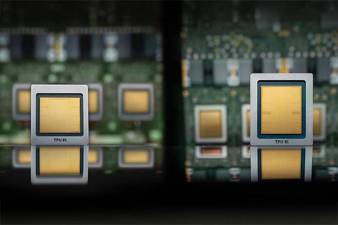 구글 TPU 8t와 8i의 반도체 칩, 8i쪽 메모리 용량이 더 크다보니 실물 반도체 메모리도 조금 더 큰 편이다 / 출처=구글
