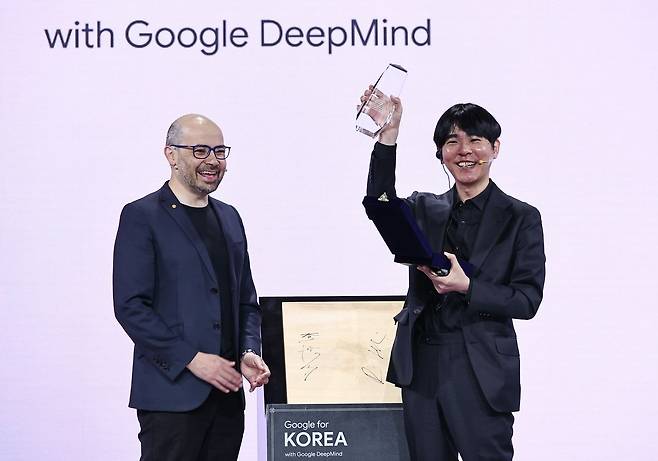 이세돌 9단이 29일 허사비스 구글 딥마인드 CEO가 건넨 감사패를 들어보이며 웃고 있다. [연합뉴스]