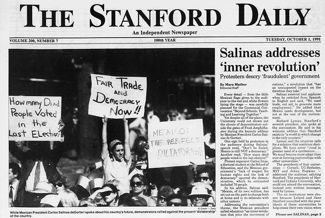 미국 스탠퍼드대 대학 신문인 스탠퍼드데일리 1991년 10월 1일자 1면. “지금 당장 공정무역과 민주주의”란 팻말을 든 클라우디아 셰인바움의 모습이 사진으로 실렸다. 스탠퍼드데일리 캡처