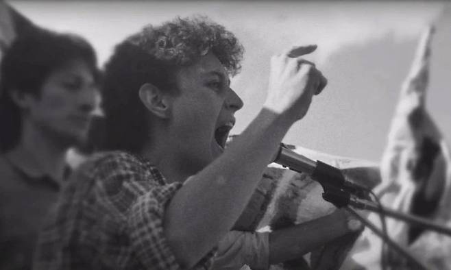 대학 시절 시위에 참석한 클라우디아 셰인바움. X 캡처