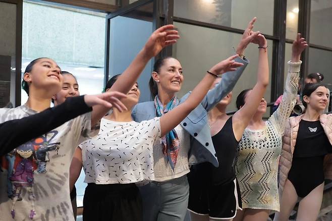 2023년 8월 어린 발레 수강생들을 만난 멕시코시티 시장 시절의 클라우디아 셰인바움. 셰인바움 페이스북 캡처