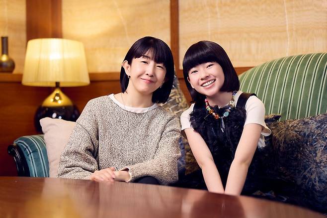 영화 '르누아르'를 연출한 하야카와 치에 감독(왼쪽)과 11살 소녀 후키를 연기한 배우 스즈키 유이. 사진 오드