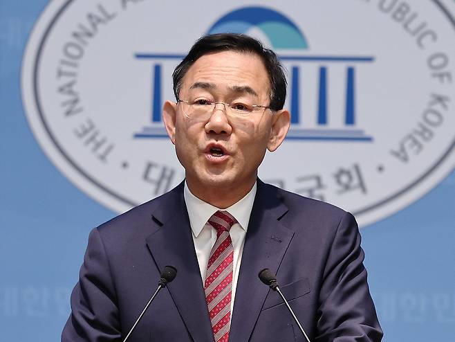 6·3 지방선거 국민의힘 대구시장 경선에서 컷오프(공천 배제)된 주호영 의원이 지난 23일 서울 여의도 국회 소통관에서 불출마 기자회견을 하고 있다. 뉴스1