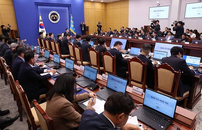 이재명 대통령이 8일 서울 종로구 청와대 여민관에서 열린 수석·보좌관 회의에서 모두발언을 하고 있다. 청와대사진기자단