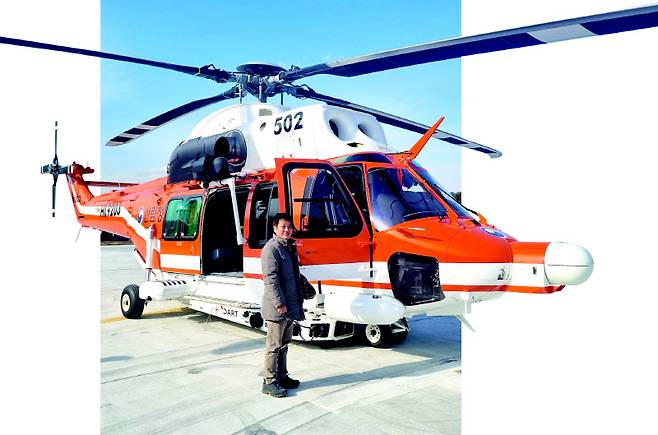 박상욱 명장이 수리온 헬기 앞에서 조종사 실기시험 감독 업무를 수행한 뒤 기념촬영을 하고 있다.