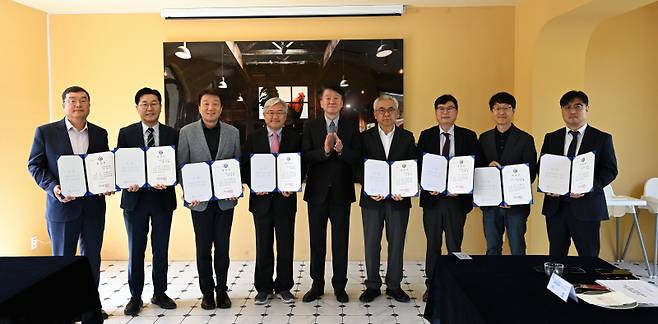 ▲ 강원도민일보 제3기 디지털전환위원회 출범식이 29일 춘천 동내면 와우레스토랑에서 경민현 강원도민일보 사장, 서병조 강원정보문화산업진흥원장, 허장현 강원테크노파크 원장, 최성현 강원관광재단 대표이사, 김경희 한림대 미디어스쿨 학장 등 위원들이 참석한 가운데 열렸다.  서영 기자