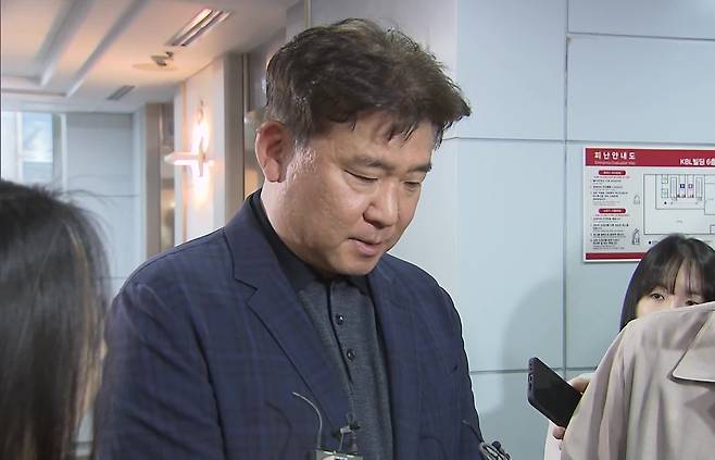 김승기 전 소노 감독이 30일 KBL 재정위원회에 참석해 자격정지 징계 재심에 대한 질문에 답하고 있다. (촬영=KBS 이제우 기자)