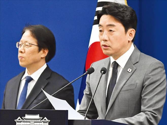< 강훈식 “공직사회 관행 걷어낼 것” > 강훈식 청와대 비서실장(오른쪽)이 29일 청와대 춘추관에서 ‘공직 역량 강화’ 핵심 성과 및 추진 계획을 브리핑하고 있다. 왼쪽은 조성주 인사수석.  /김범준 기자