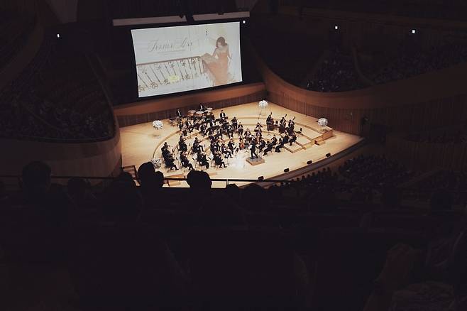 지난 29일 서울 롯데콘서트홀에서 열린 플루티스트 한지희의 도이치그라모폰 앨범 발매 기념 콘서트. /사진출처. SM엔터테인먼트.