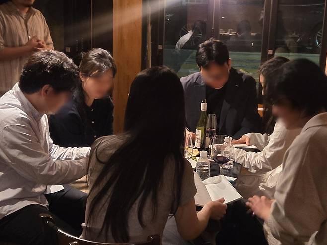 지난 16일 오후 8시 서울 마포구의 한 카페에서 출판사 꿈공장플러스와 소개팅 업체 노업데이트 연남이 협업한 '시집 로테이션 소개팅'에 남녀가 참여하고 있다. /사진=꿈공장플러스