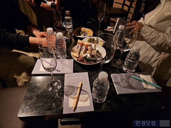 지난 16일 오후 8시 서울 마포구의 한 카페에서 출판사 꿈공장플러스와 소개팅 업체 노업데이트 연남이 협업한 '시집 로테이션 소개팅'에 남녀가 참여하고 있다. 소개팅 테이블에 시집이 놓여있다. /사진=박수빈 기자