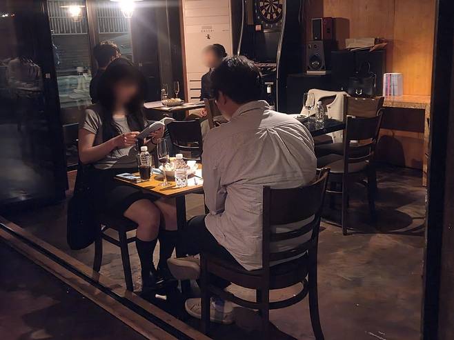 지난 16일 오후 8시 서울 마포구의 한 카페에서 출판사 꿈공장플러스와 소개팅 업체 노업데이트 연남이 협업한 '시집 로테이션 소개팅'에 남녀가 참여하고 있다. 참여자들이 1부에서 시집에 대한 대화를 나눈 후 2부 로테이션 소개팅에서도 시집을 보며 이야기를 하고 있다. /사진=꿈공장플러스