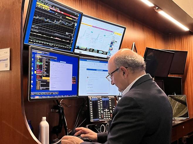 지난 22일(현지시간) 미국 뉴욕증권거래소(NYSE)의 트레이더. 연합뉴스