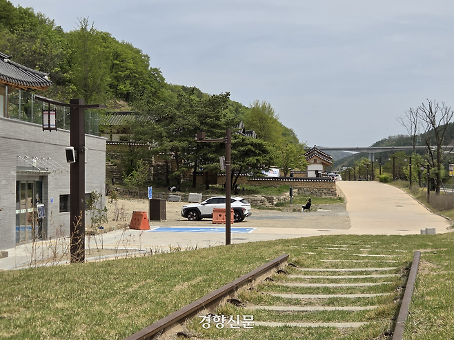 경북 안동시 임청각 인근에 23일 과거 중앙선 철로 일부가 보존돼 있다. 철로 뒤로 임시정부 초대 국무령 석주 이상룡 선생의 생가인 임청각이 보인다. 이 구간은 일제강점기 훼손의 역사를 기억하기 위해 철거하지 않고 남겨뒀다. 김현수 기자