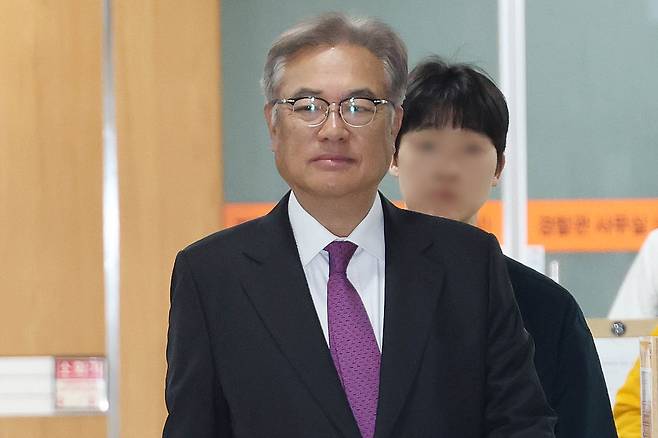 정진석 전 대통령비서실장이 지난 17일 서울중앙지방법에서 열린 헌법재판관 미임명 혐의 관련 공판에 출석하고 있다. 사진공동취재단