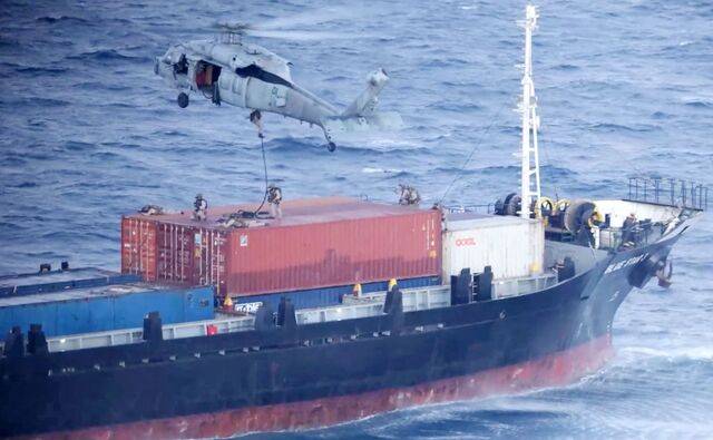 미국 제31해병원정대 대원들이 28일(현지시간) 아라비아해 해상에서 민간 화물선 ‘블루스타Ⅲ’호 내부를 수색하기 위해 헬기에서 강하하고 있다. 호르무즈 해협 역(逆)봉쇄 군사작전을 수행 중인 미 중부사령부(CENTCOM)는 이날 엑스에 관련 영상을 공개하며 “미국의 봉쇄 조치를 위반해 이란으로 향하던 것으로 의심된 블루스타Ⅲ호를 조사한 뒤 석방했다”고 밝혔다. 연합뉴스