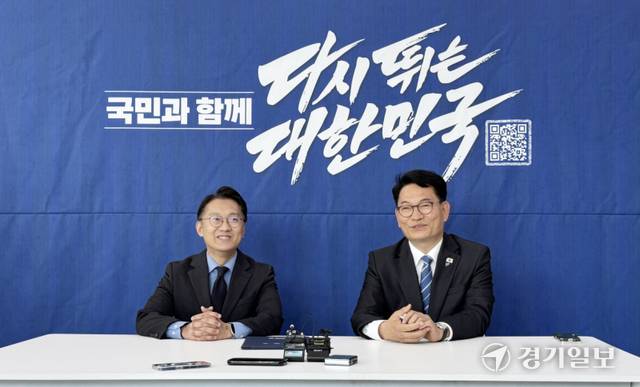 30일 연수구 청학동 선거사무소에서 열린 ‘송영길 후원회장 위촉식’에서 더불어민주당 송영길 전 대표와 김남준 계양을 국회의원 예비후보가 소감을 말하고 있다. 박귀빈기자