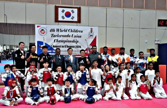 지난해 세계어린이태권도연맹 주관으로 열린 국제대회에서 내빈과 수상자들이 기념 촬영에 포즈를 취하고 있다/ 사진= 세계어린이태권도연맹 제공.