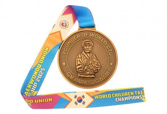 연맹이 기존 대회에서 사용한 수상 메달. 디자인에는 창립자 고(故) 박수남 대사범의 흉상이 새겨져 있다/ 사진= 세계어린이태권도연맹 제공.