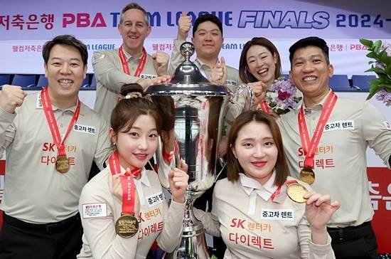 프로당구 PBA의 든든한 스폰서이자 산파인 SK렌터카가 25/26시즌을 끝으로 역사 속으로 사라진다. 팀리그 대표적인 명문구단인 SK렌터카의 PBA 이탈은 당구팬들에게 무척 아쉬운 소식이다. 7시즌 동안 프로당구 발전에 공헌한 점은 높이 평가받아야 한다. 사진은 24/25시즌 팀리그 파이널에서 우승한 SK렌터카 선수들이 기뻐하는 모습. (사진=PBA)