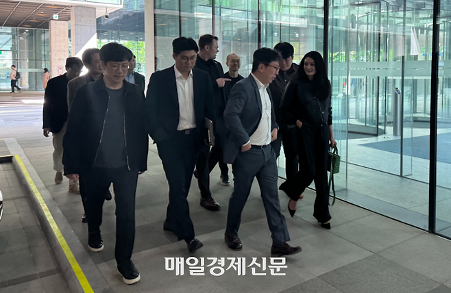 30일 오전 경기 성남시 네이버 1784에서 김유원 네이버클라우드 대표(가운데)와 매디슨 황 엔비디아 옴니버스 및 로보틱스 제품 마케팅 수석 이사(오른쪽)가 만나 대화하고 있다. [정호준 기자]