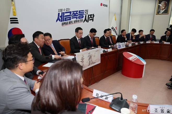 [서울=뉴시스] 김명년 기자 = 장동혁 국민의힘 대표가 30일 오전 서울 여의도 국회에서 열린 최고위원회의에서 발언하고 있다. 2026.04.30. kmn@newsis.com /사진=김명년
