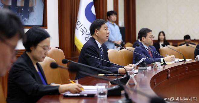 [서울=뉴시스] 김선웅 기자 = 구윤철 부총리 겸 재정경제부 장관이 30일 서울 종로구 정부서울청사에서 열린 비상경제본부 회의 겸 경제, 대외경제관계장관회의에서 모두발언을 하고 있다.