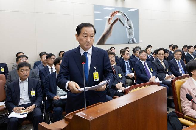 류희림 전 방송통신심의위원장이 지난해 10월23일 서울 여의도 국회에서 열린 과학기술정보방송통신위원회 한국방송공사 등에 대한 국정감사에 출석해 증인선서 거부 이유를 밝히기 위해 발언대로 향하고 있다. /사진=뉴스1.