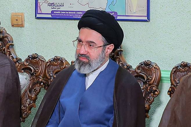 이란 최고지도자에 아야톨라 알리 하메네이의 차남 모즈타바 하메네이(Mojtaba Khamenei) 가 선출됐다고 로이터·AFP 통신이 국영 언론을 인용해 8일(현지시간) 보도했다./사진=AFP=뉴스1.