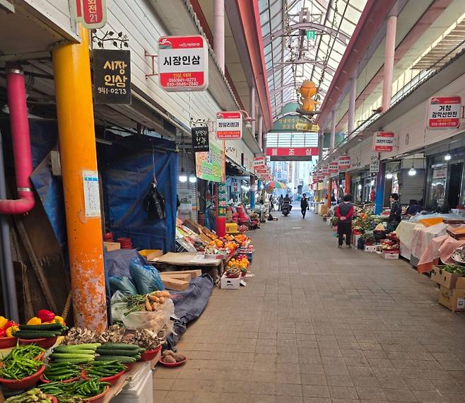 현장에서 확인한 '보수의 텃밭' 경남의 바닥 민심은 한 방향으로만 흐르지 않았다. 사진은 경남 거창군 거창 전통시장의 모습. /사진=김성아 기자