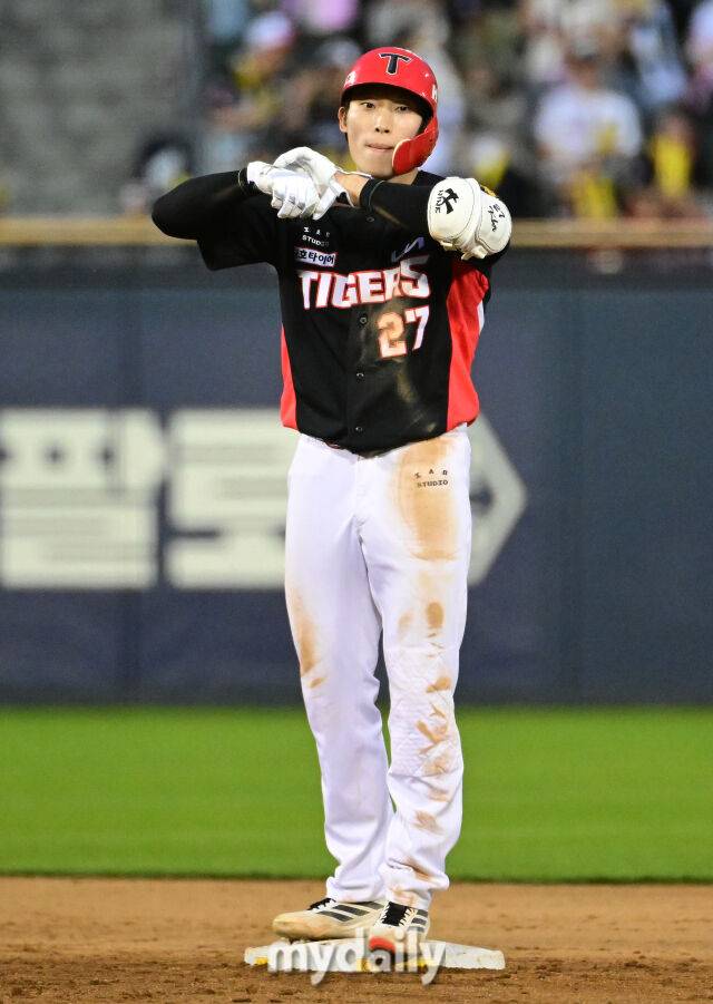 2026년 4월 18일 오후 서울 잠실구장에서 열린 '2026 신한 SOL KBO리그' KIA 타이거즈와 두산 베어스의 경기. KIA 김호령이 8회초 1사 후 2루타를 친 뒤 기뻐하고 있다./마이데일리