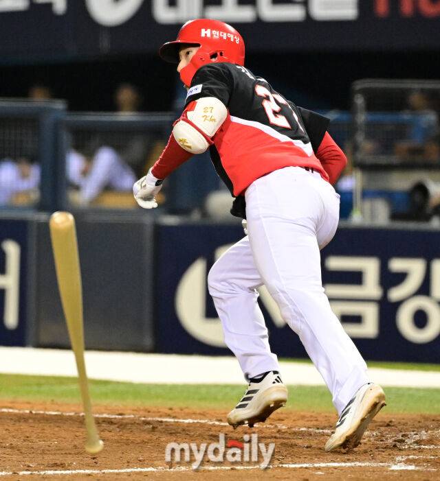 2026년 4월 1일 오후 서울 잠실구장에서 '2026 신한 SOL KBO리그' KIA 타이거즈와 LG 트윈스의 경기. KIA 김호령이 5회초 1사 1루서 2루타를 치고 있다./마이데일리