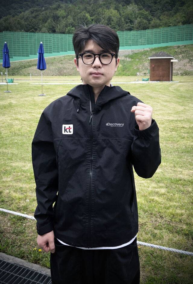 박하준이 포즈를 취하고 있다./KT 사격단 제공