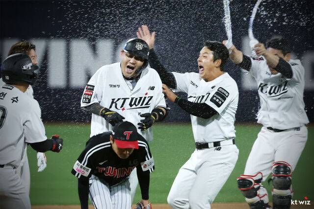 장성우와 강민성이 4월 29일 수원 LG 트윈스전 승리 이후 세리머니를 펼치고 있다.(왼쪽부터)./KT 위즈 제공