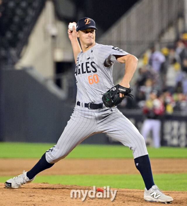 2026년 4월 21일 오후 서울 잠실구장에서 열린 '2026 신한 SOL KBO리그' 한화 이글스와 LG 트윈스의 경기. 한화 쿠싱이 7회말 2사 1.2루서 구원등판해 역투하고 있다./마이데일리