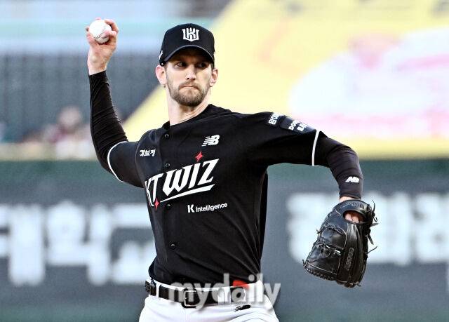 24일 오후 인천 SSG랜더스필드에서 진행된 '2026 프로야구 KBO리그' SSG랜더스와 KT위즈의 경기. KT 선발투수 보쉴리가 역투하고 있다./마이데일리