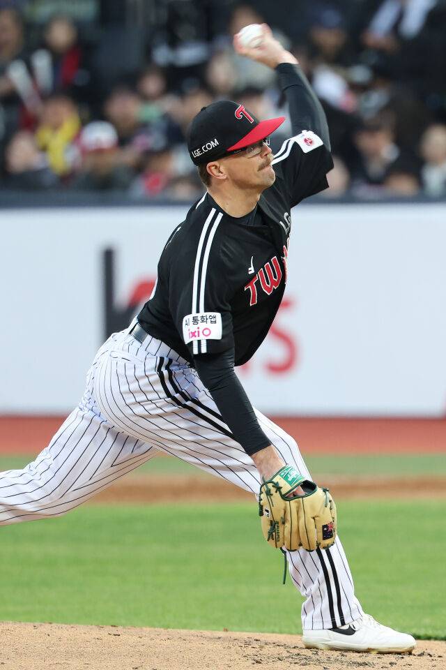 LG 웰스가 28일 KT전에서 역투하고 있다./LG 트윈스 제공