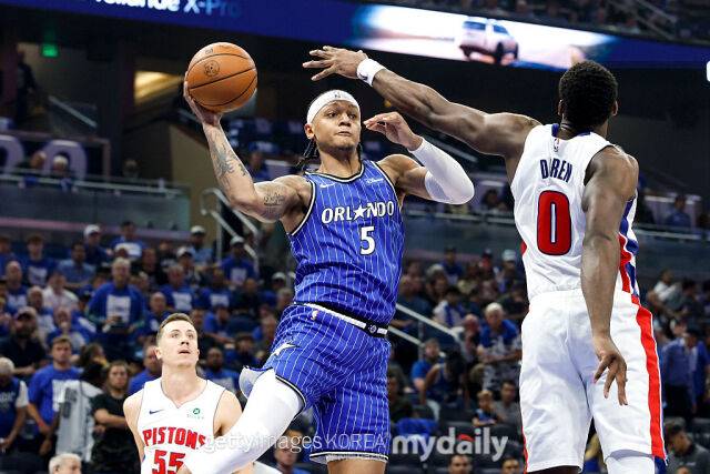 반케로(가운데)가 30일 디트로이트와 경기에서 패스를 하고 있다. /게티이미지코리아