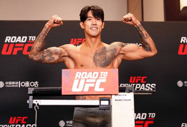계체를 하면서 파이팅 포즈를 취하는 송영재. /UFC 제공