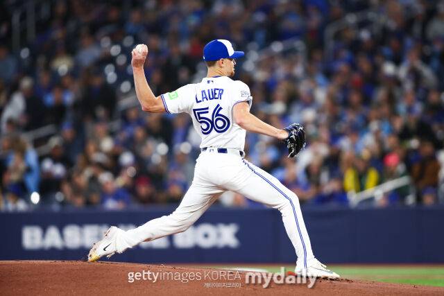토론토 블루제이스 에릭 라우어가 캐나다 온타리오주 토론토 로저스센터에서 열린 홈 경기서 투구하고 있다./게티이미지코리아