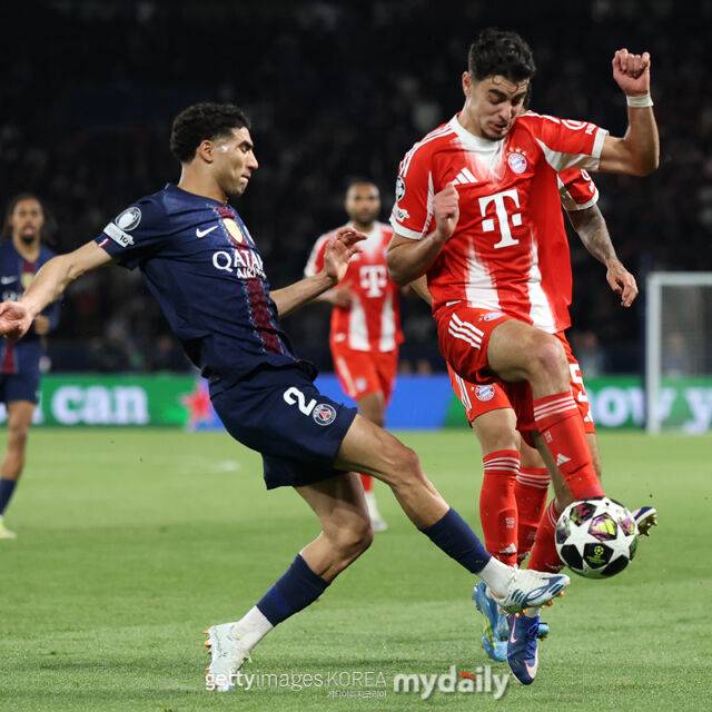 PSG의 하키미(왼쪽)가 2026년 4월 프랑스 파리에서 열린 바이에른 뮌헨과의 2025-26시즌 UEFA 챔피언스리그 4강 1차전에서 바이에른 뮌헨의 파블로비치와 볼을 다투고 있다./게티이미지코리아