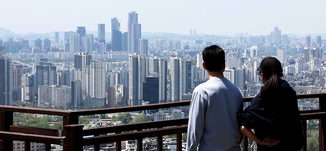 지난 26일 서울 남산에서 바라본 도심 곳곳에 아파트가 빼곡하다. [연합]