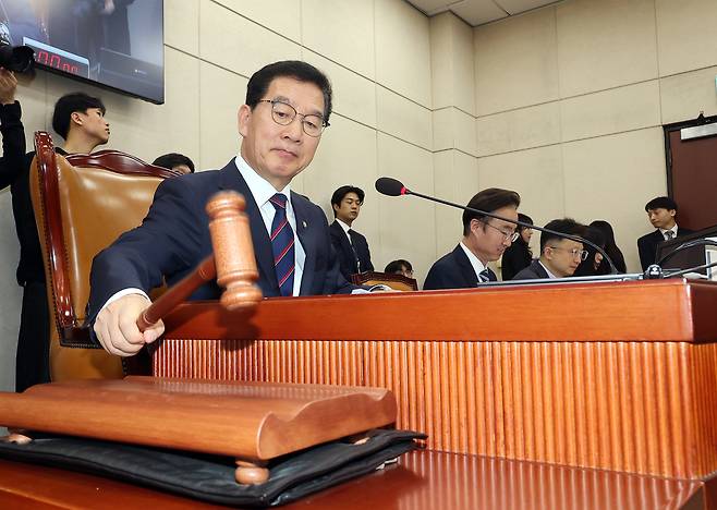 국회 행정안전위원회 신정훈 위원장이 26일 국회에서 열린 행안위 전체 회의에서 5월 1일 노동절을 법정 공휴일로 지정하는 공휴일에 관한 법률 일부개정안을 의결하고 있다. [연합]
