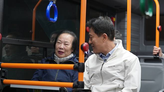 오세훈 국민의힘 서울시장 후보가 28일 새벽 ‘새벽동행 자율주행버스’에 탑승해 시민과 대화하고 있다. [오세훈 후보 캠프 제공]