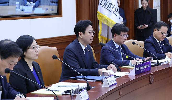 배경훈(가운데) 부총리 겸 과학기술정보통신부 장관이 30일 오전 서울 종로구 정부서울청사에서 열린 제8회 과학기술관계장관회의에서 발언하고 있다.  [연합]