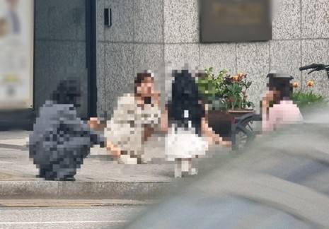 서울 강남의 한 초등학교 인근 건물 앞에서 여성들이 담배를 피우는 모습.  [연합]