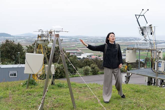 [서울=뉴시스] 지난 29일 기상청 지구대기감시연구과 김수민 연구관이 제주시 제주고산 지구대기감시소에서 관측 장비에 대해 설명하고 있다. (사진=기상청 제공) 2026.04.30. photo@newsis.com *재판매 및 DB 금지